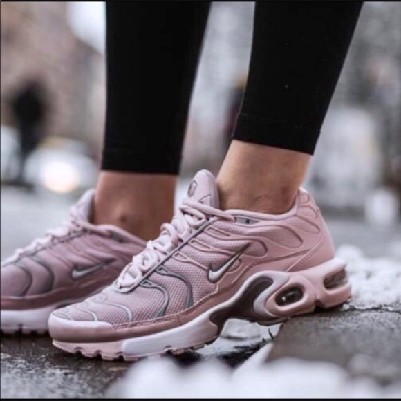 pink air max plus